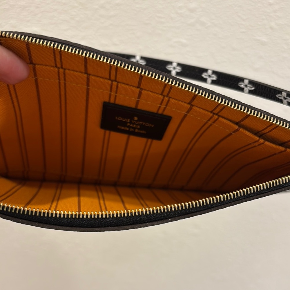 Louis Vuitton Limited Edition Monogram Black Neverfull Pouch - Picture 5 of 9